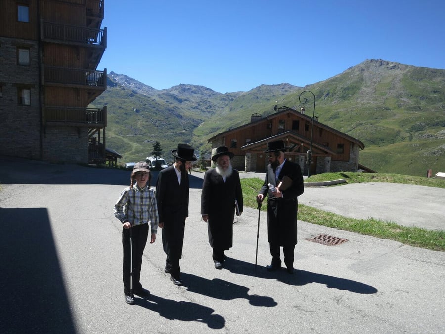 צפו: רבי אשר וייס נופש בהרי האלפים בצרפת