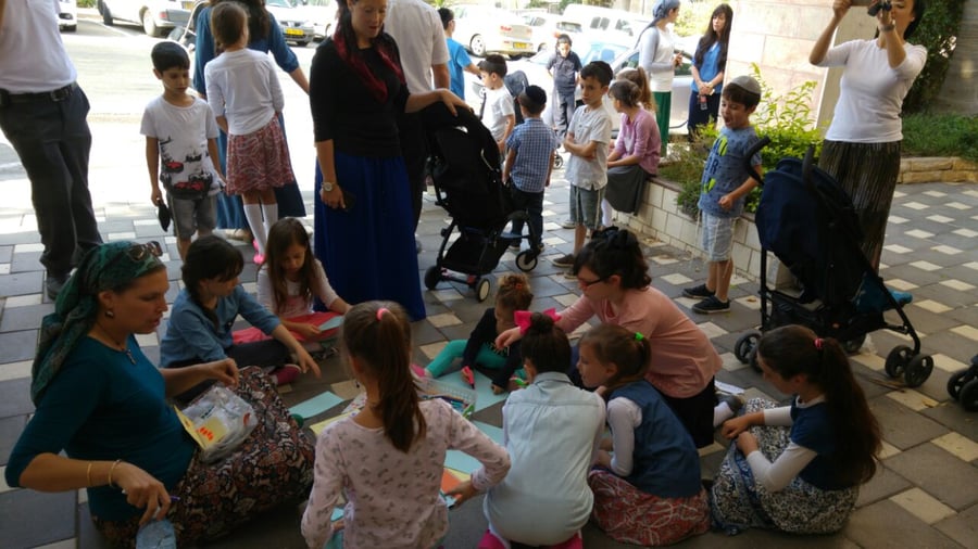 סדנה לילדים מול בניין המועצה