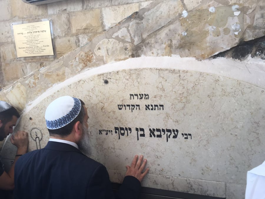צפו: הרב ניר בן ארצי התפלל בקברי צדיקים וחילק ברכות