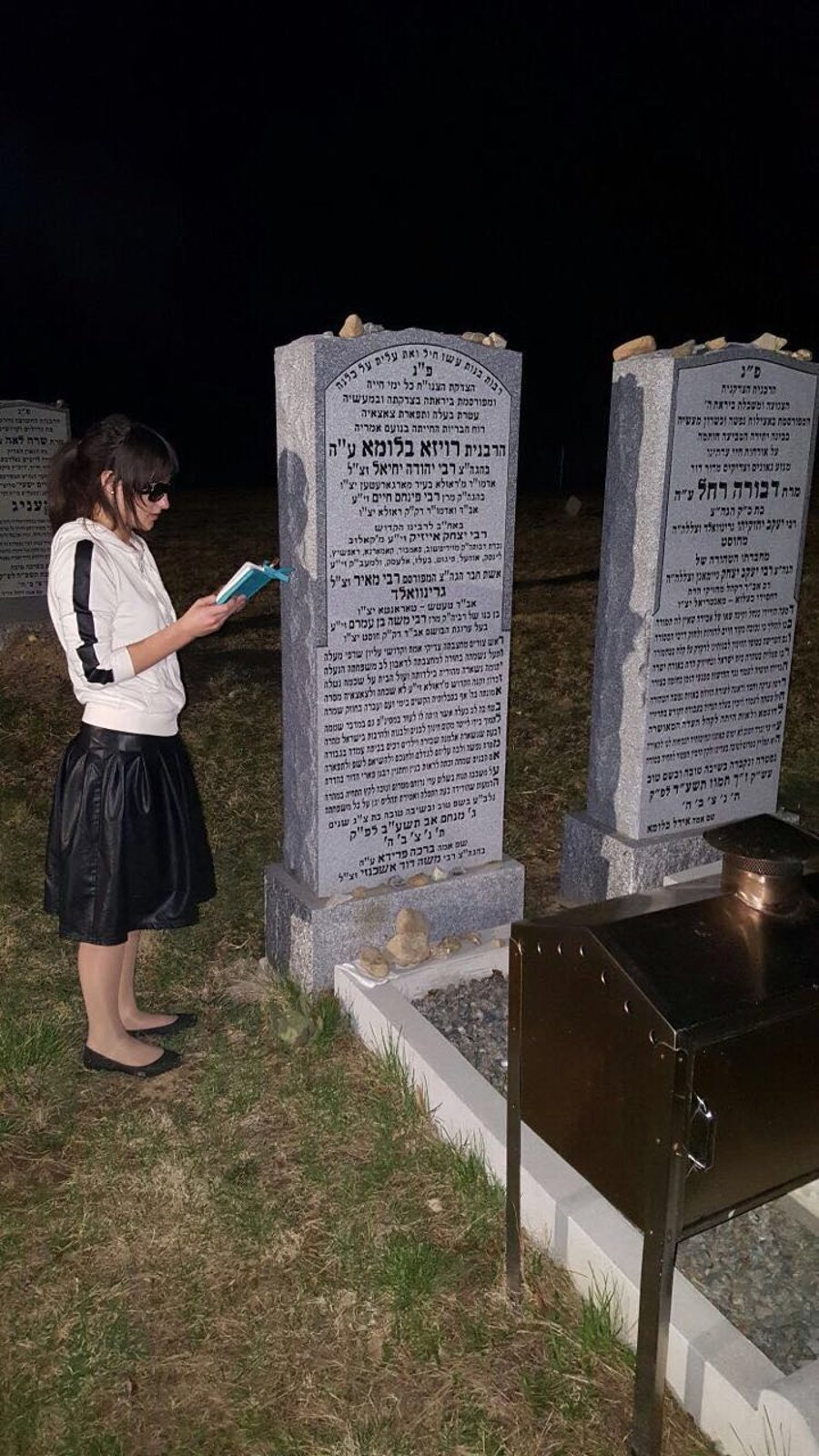פייגי בתפילה ליד ציון הרבנית ע"ה