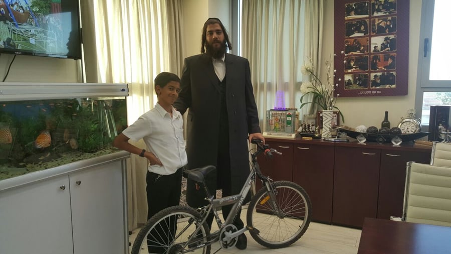ראש עיריית אלעד עם הזוכה המאושר באופניים