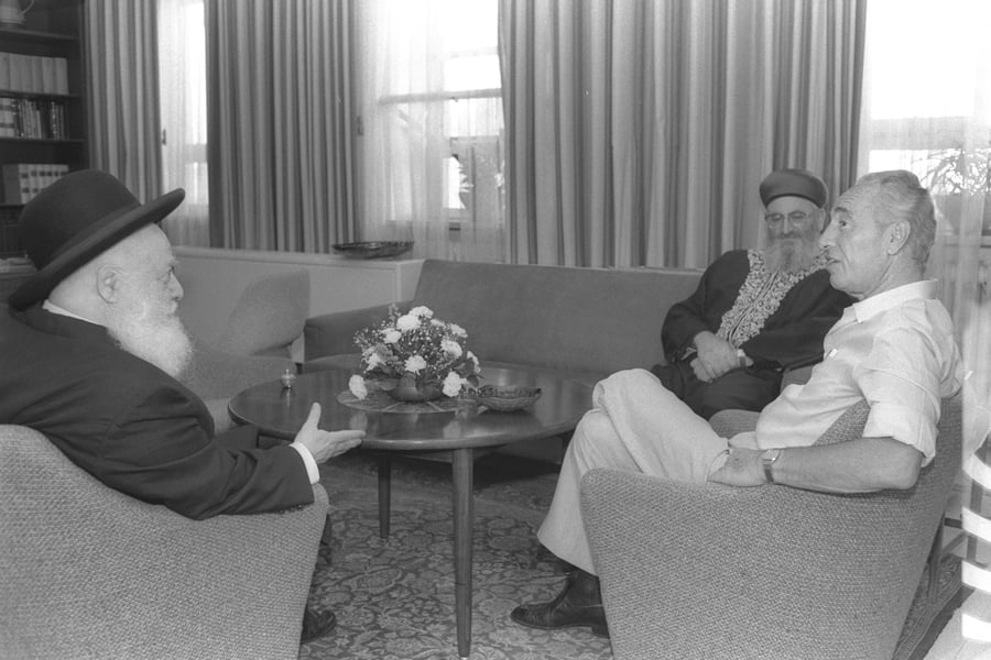 ראש הממשלה פרס בפגישה עם הרבנים הראשיים לישראל הרב שפירא והרב מרדכי אליהו ב-1984