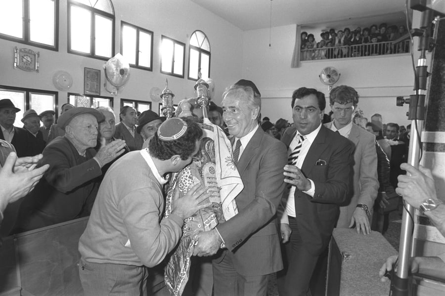 רה"מ פרס בהכנסת ספר תורה לבית הכנסת הגרוזיני החדש באשדוד ב-1986
