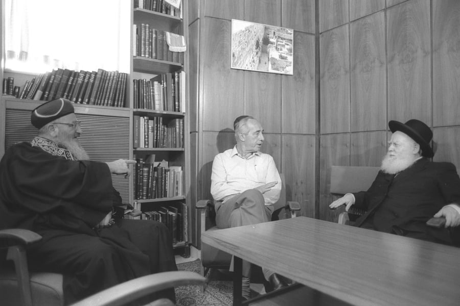 ראש הממשלה פרס בפגישה עם הרבנים הראשיים לישראל הרב שפירא והרב מרדכי אליהו ב-1984