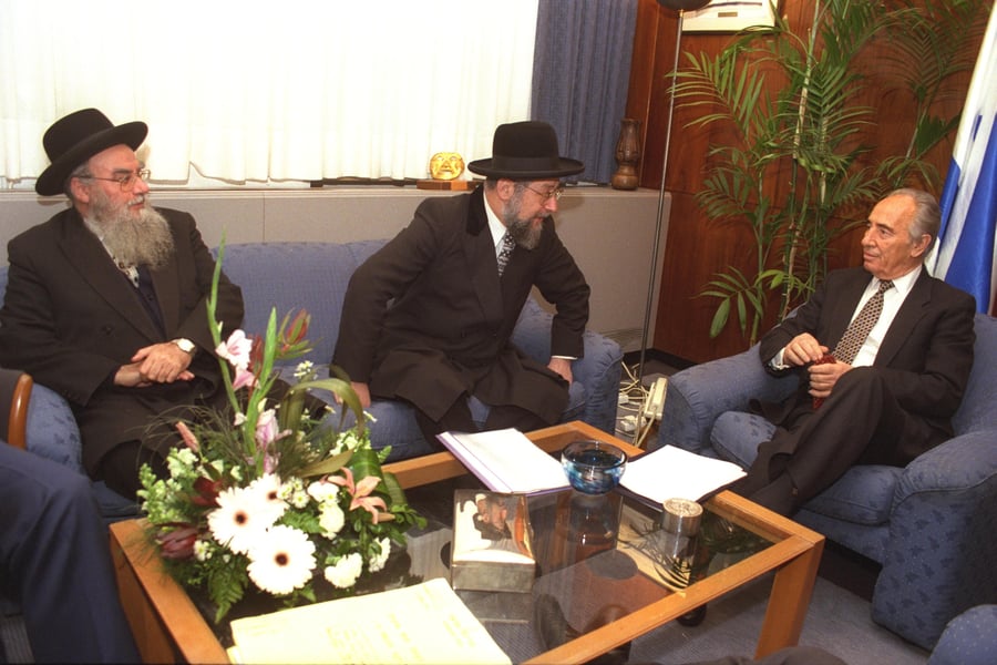 רה"מ פרס בפגישה עם הרבנים הראשיים הרב בקשי דורו והרב לאו ב-1995