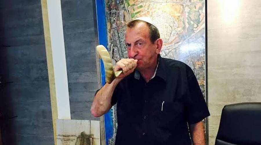 ראש עיריית תל אביב מנסה את כוחו בתקיעת שופר