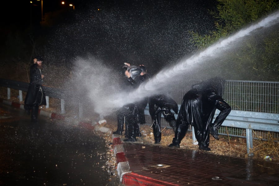 צפו: ריקוד הסיקריקים מול המכת"זית של המשטרה