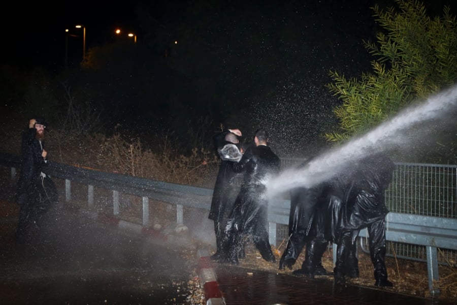 צפו: ריקוד הסיקריקים מול המכת"זית של המשטרה