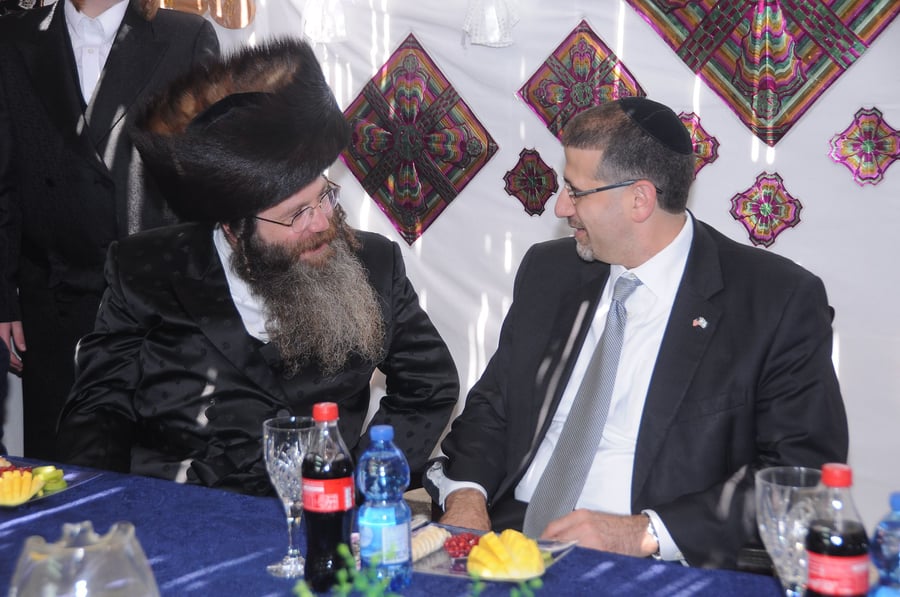 בסוכת גאב"ד העדה החרדית: שגריר ארה"ב בישראל