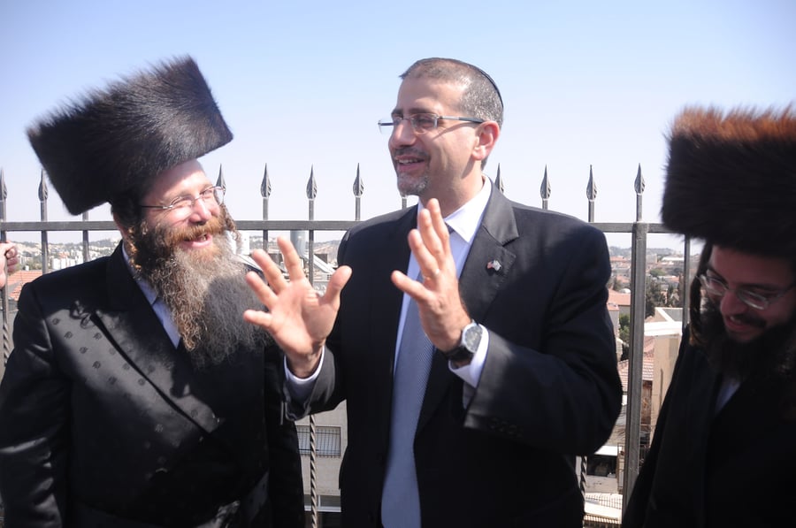 בסוכת גאב"ד העדה החרדית: שגריר ארה"ב בישראל