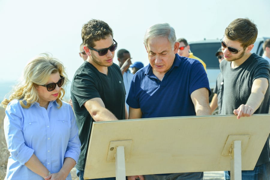 צפו בתמונות: ראש הממשלה ומשפחתו מטיילים בחול המועד
