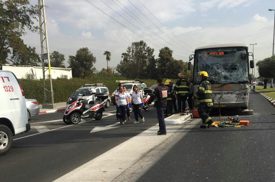 תאונה בין אוטובוס למשאית: 18 נפגעים קל