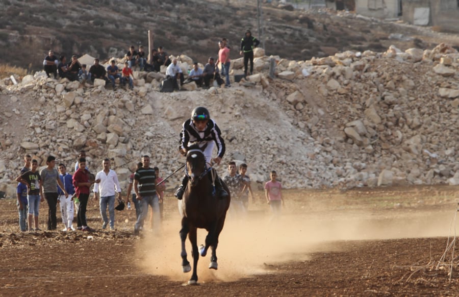 צפו: מירוץ סוסים בכפר הפלסטיני