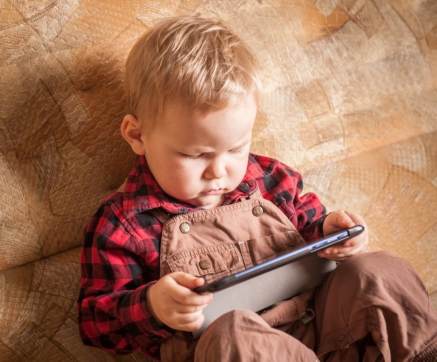 הסמארטפון והמסכים פוגעים באיכות השינה של הילדים