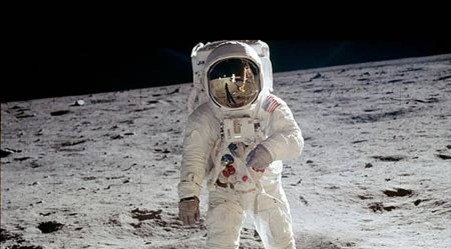 ניל ארמסטרונג על הירח
