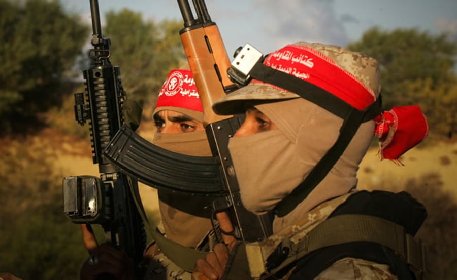 צפו בתמונות: חמושים פלסטינים מתרגלים מלחמה