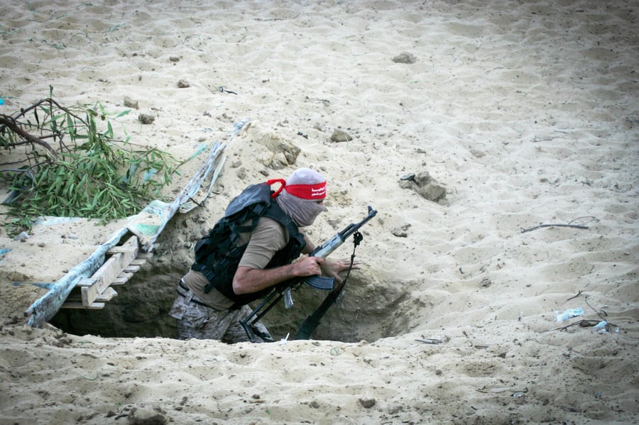 צפו בתמונות: חמושים פלסטינים מתרגלים מלחמה
