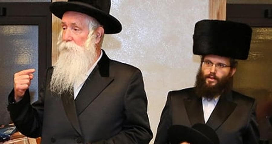 מימין: אברהם דוב גרינבוים; משמאל: הרב גרוסמן