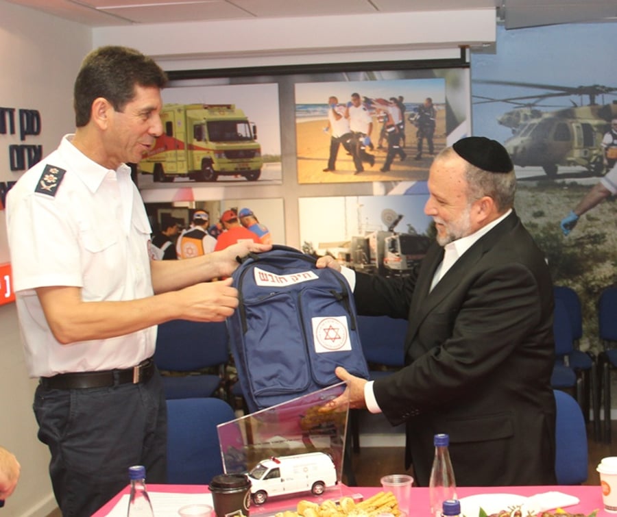 סגן שר האוצר הרב יצחק כהן בביקורו במד"א: "נעשה כל מאמץ לסייע לכם"
