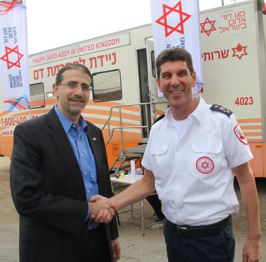 שגריר ארה"ב בישראל דן שפירו ומנכ"ל מד"א אלי בין.