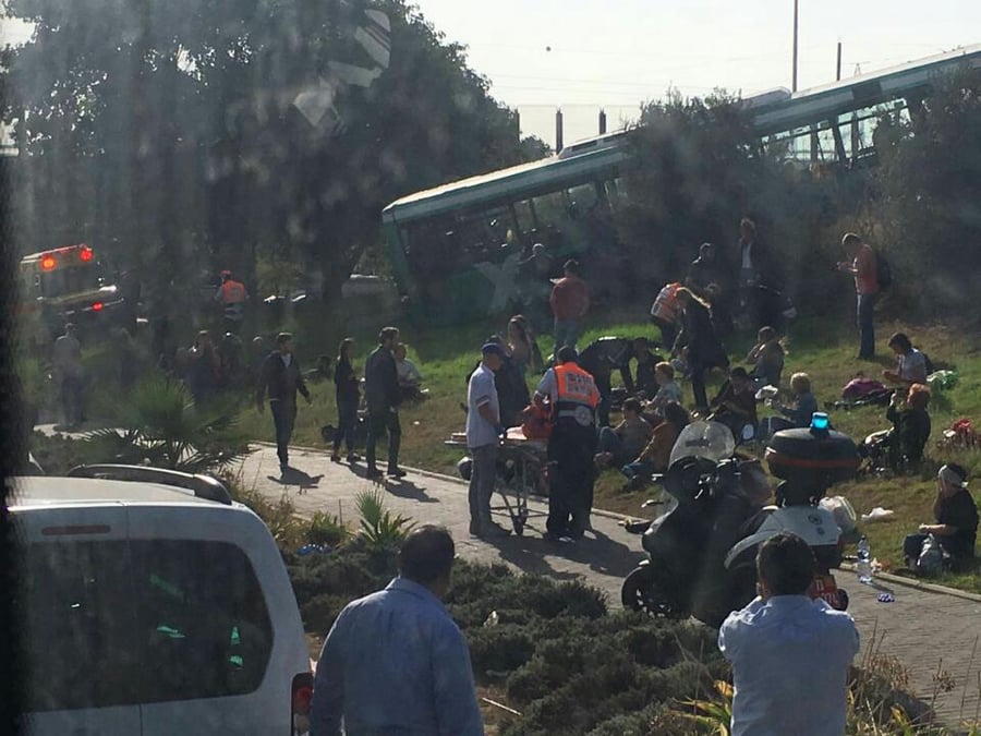 כ-55 פצועים בתאונה בין אוטובוס ורכבים