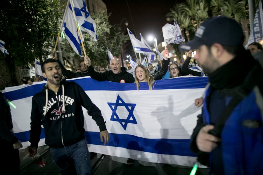 עשרות הפגינו בירושלים בקריאה להעניק צל"ש לאלאור אזריה
