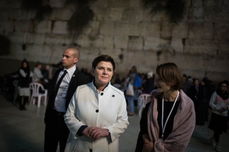 ראש ממשלת פולין התפללה בעזרת הנשים בכותל המערבי