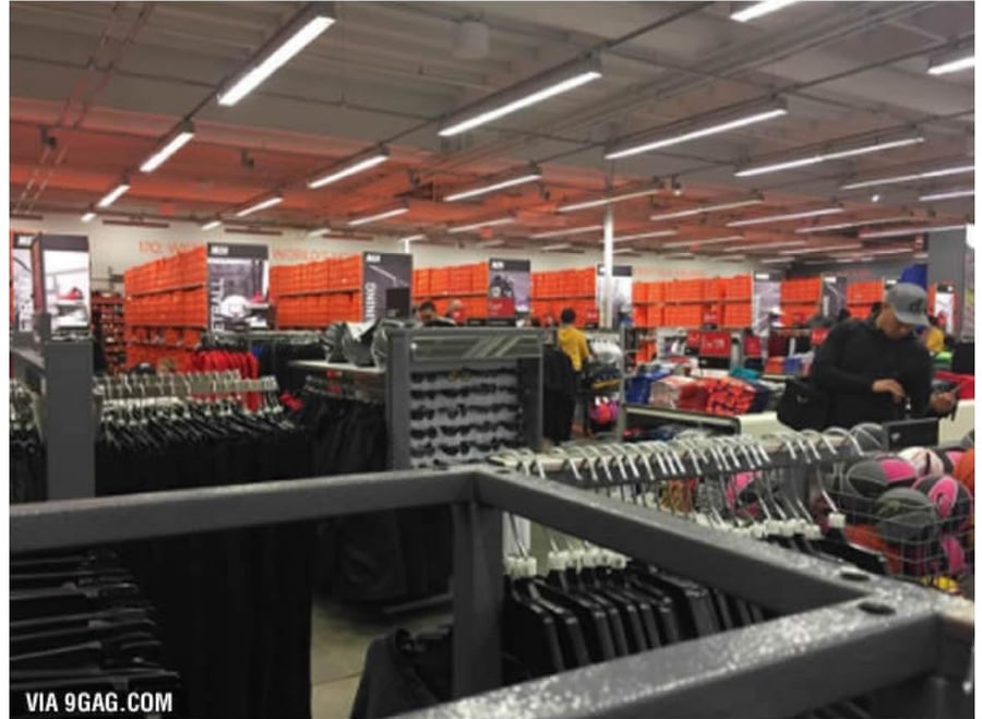 מטורף: קונים החריבו חנות של נייקי בבלאק פריידי