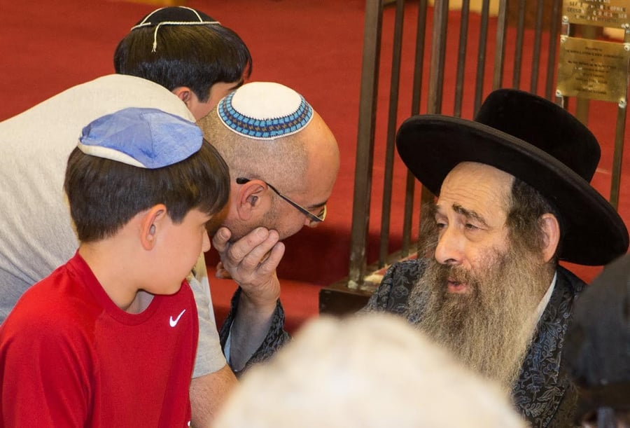 הרבי מקאלוב עם יהודים בארצות הברית