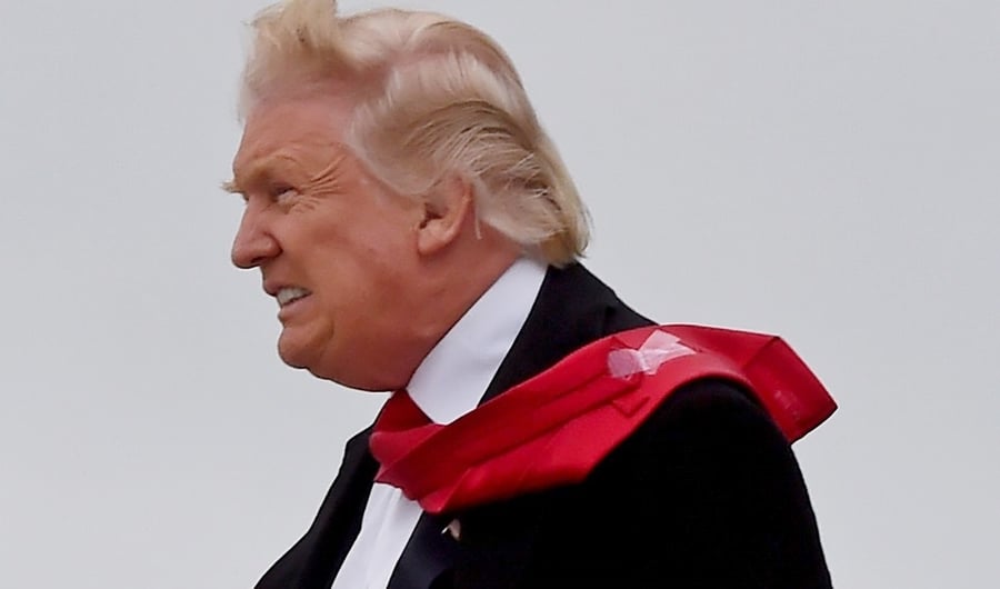 טוויטר סוערת: העניבה של דונלד טראמפ מודבקת בסלוטייפ