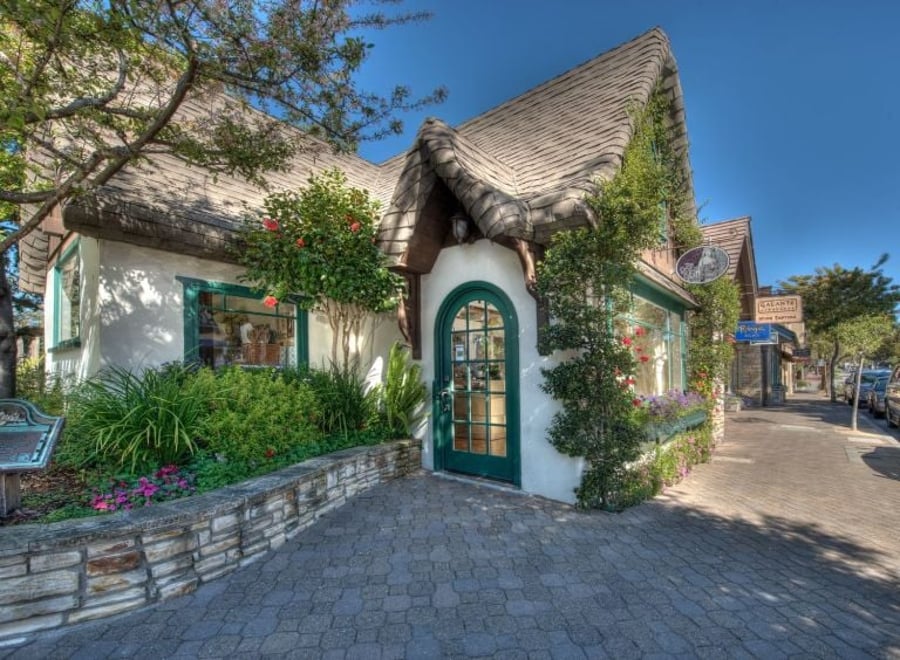 כרמל: עיירה בקליפורניה עם בתים שנראים כמו אגדה מצוירת