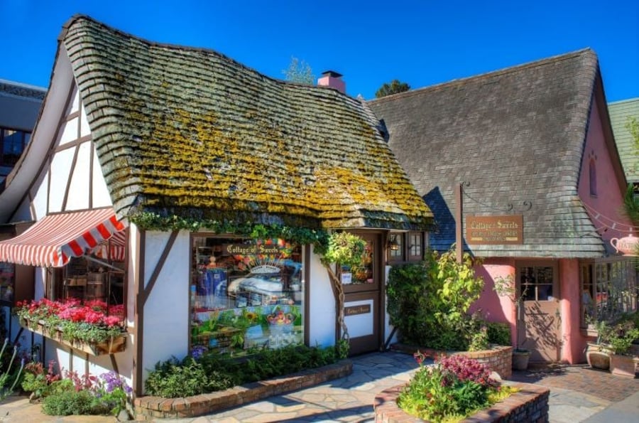 כרמל: עיירה בקליפורניה עם בתים שנראים כמו אגדה מצוירת