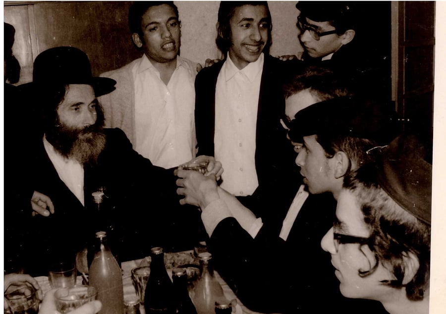 מרן הרב שטיינמן בצעירותו עם תלמידים