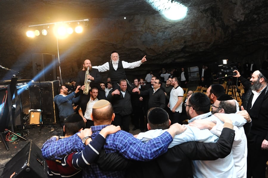 מאות מתנדבי זק"א השתתפו בערב "מאירים את החסד" במערת צדקיהו