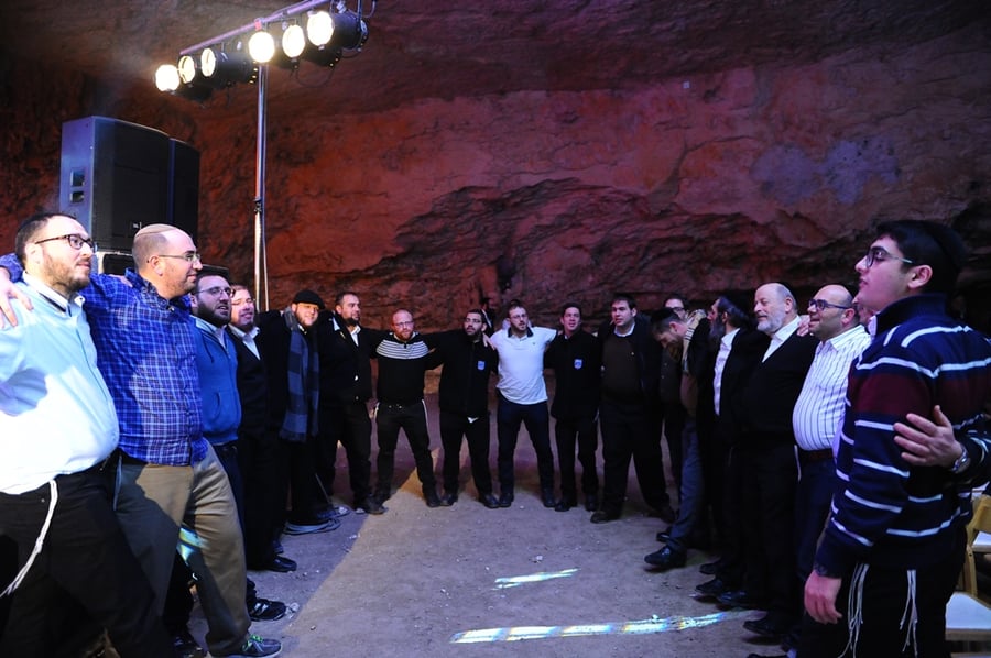 מאות מתנדבי זק"א השתתפו בערב "מאירים את החסד" במערת צדקיהו