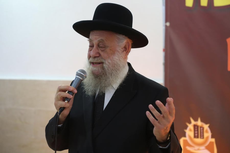 רבה הראשי של אשדוד, הרב שיינין, מברך את הניצולות ואת ילדיהן.