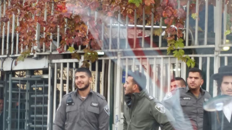 שני עצורים בהפגנה ליד לשכת הגיוס בירושלים. צפו