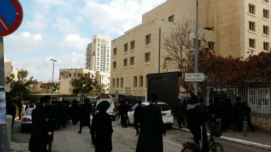 שני עצורים בהפגנה ליד לשכת הגיוס בירושלים. צפו