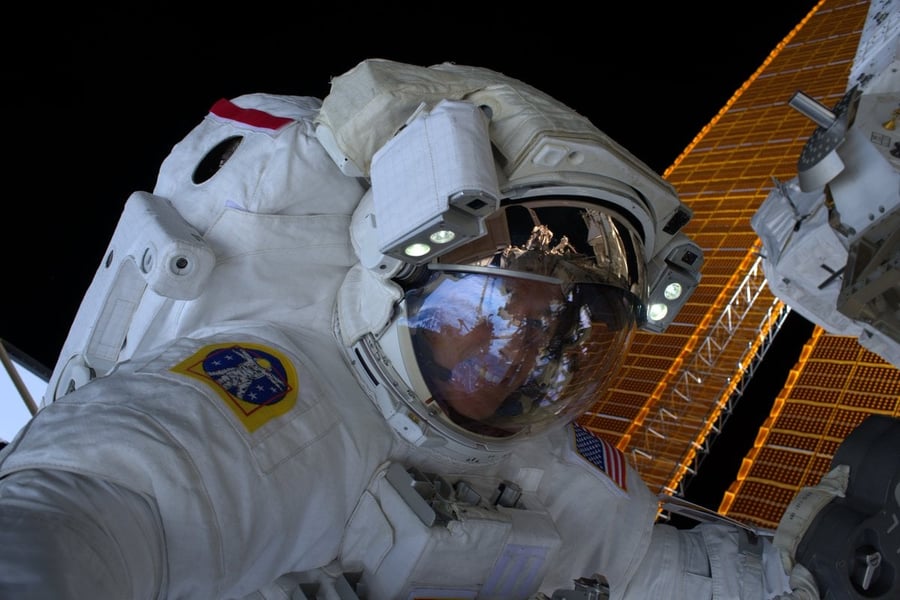 האסטרונאוט קימברו יוצא לתיקון חיצוני בחלל