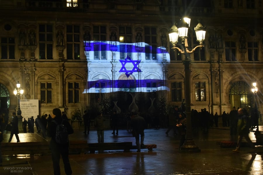 מזדהים: דגל ישראל על בניין עיריית פריז | צפו