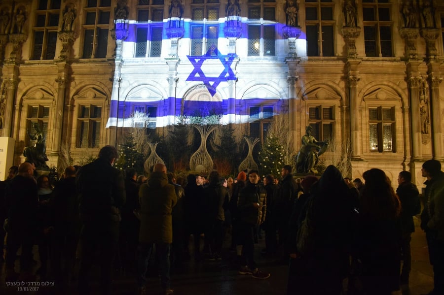 מזדהים: דגל ישראל על בניין עיריית פריז | צפו
