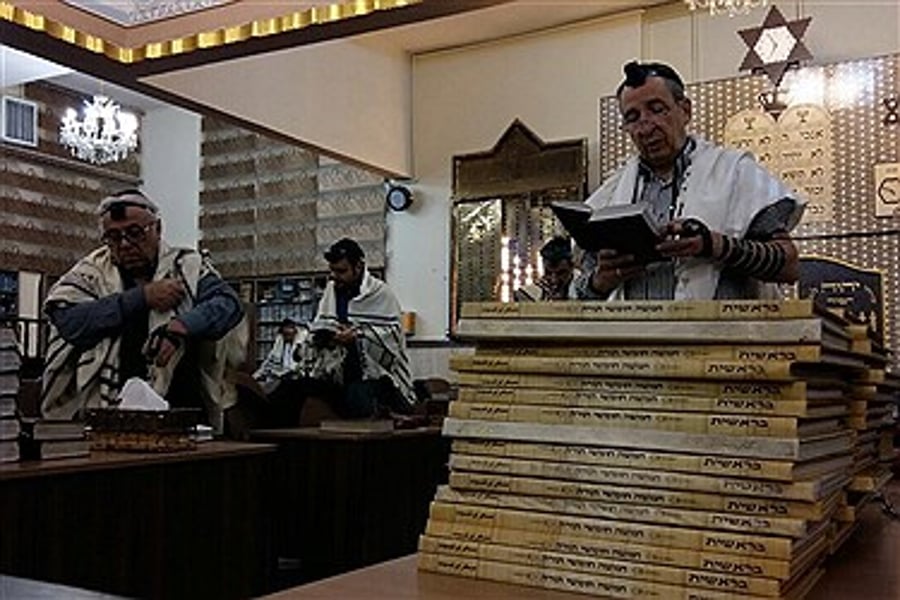 חיי יהדות: תפילת שחרית בבית הכנסת בטהרן, בירת איראן. צפו בגלריה