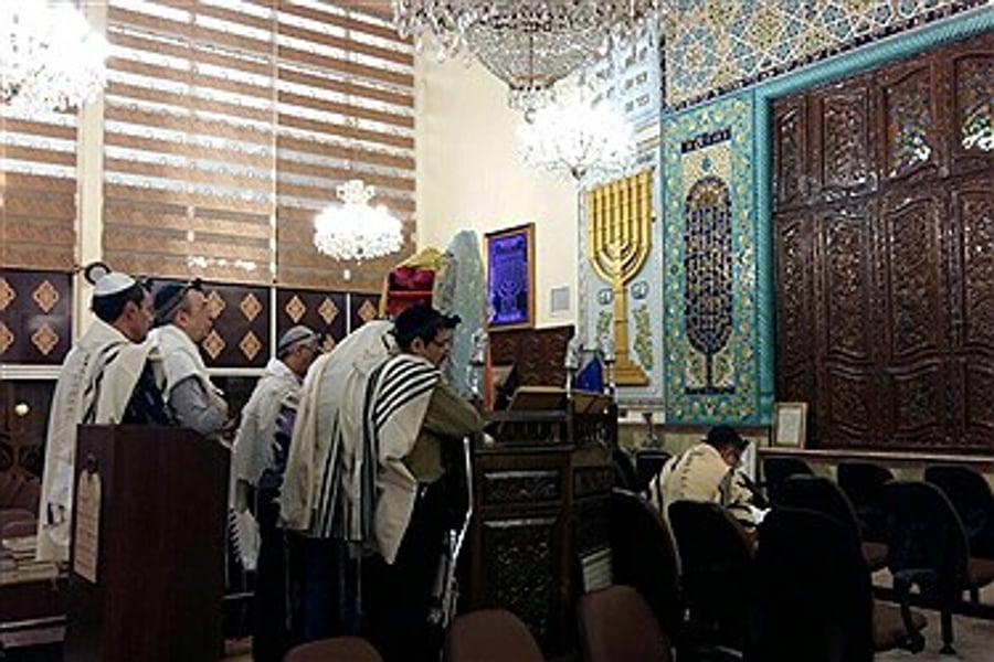 חיי יהדות: תפילת שחרית בבית הכנסת בטהרן, בירת איראן. צפו בגלריה