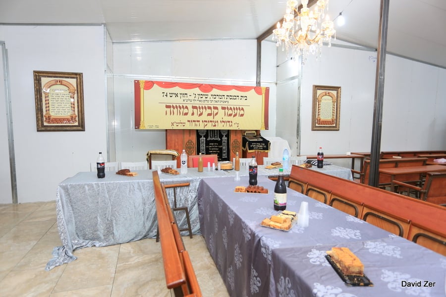 מעמד קביעת המזוזה בבית הכנסת המרכזי שיכון ג'. צפו