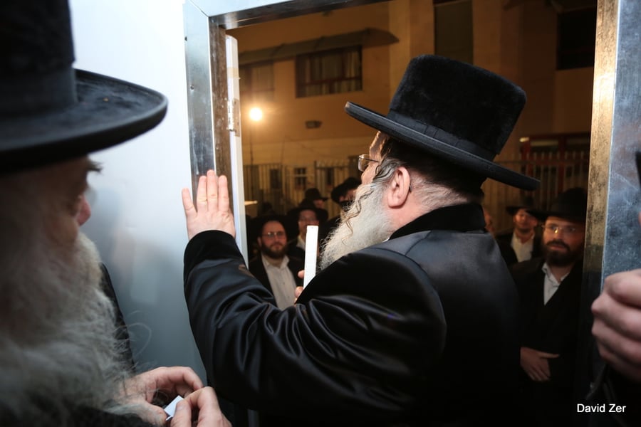 מעמד קביעת המזוזה בבית הכנסת המרכזי שיכון ג'. צפו