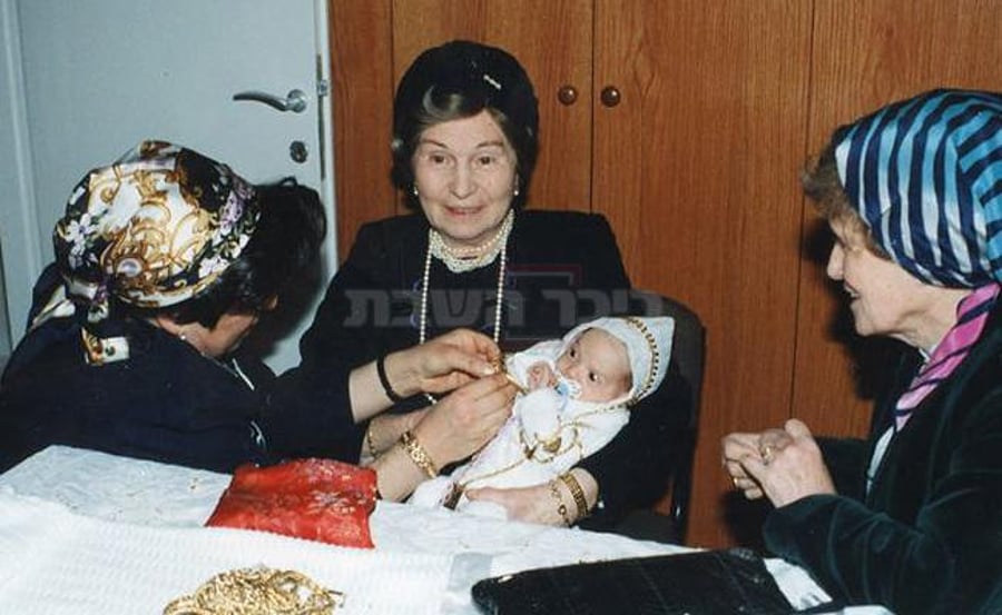 במרכז: הרבנית מבילגורייא ע"ה, אם האדמו"ר
