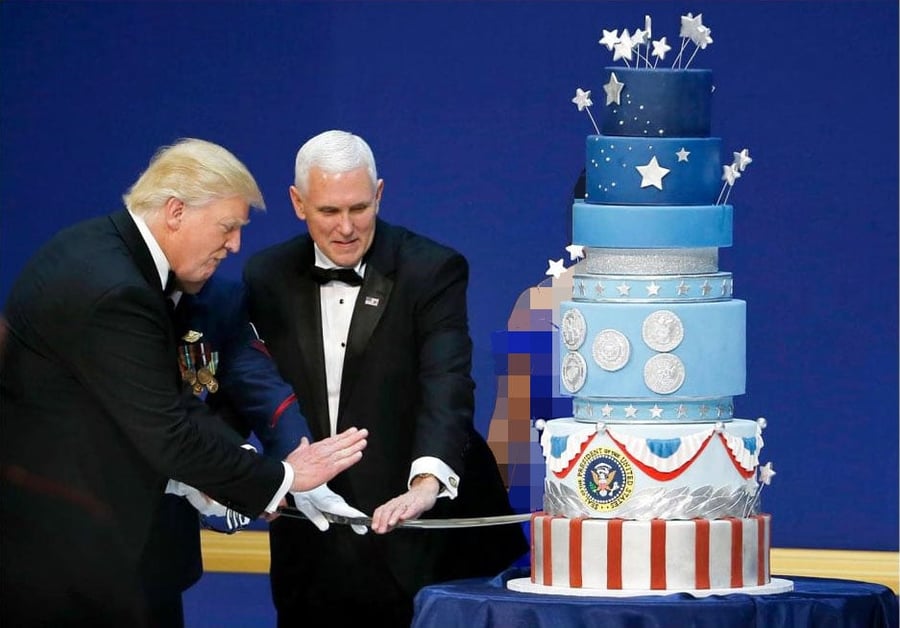 "אותה העוגה בדיוק". משמאל: העוגה של אובמה, מימין: העוגה של טראמפ