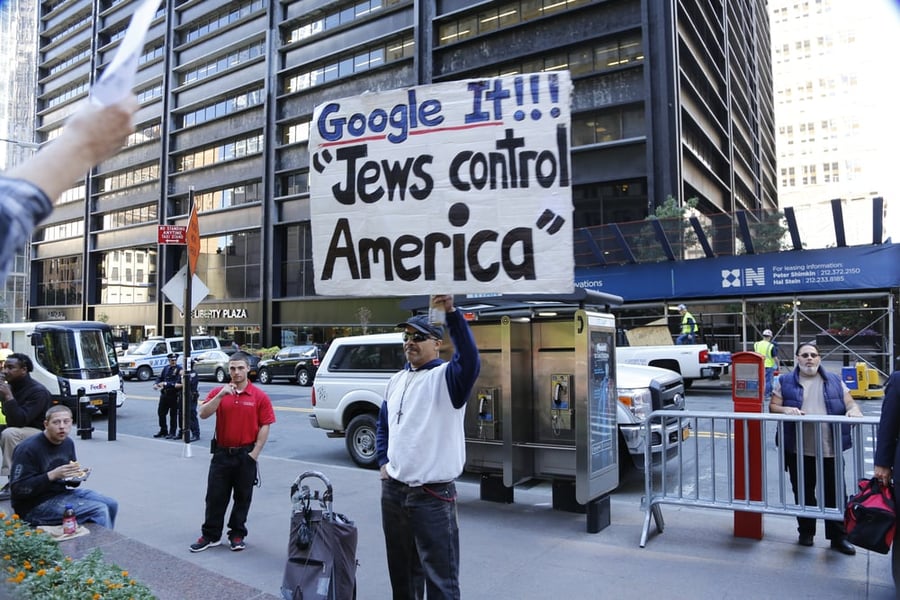 מפגין אמריקאי: "היהודים שולטים באמריקה"