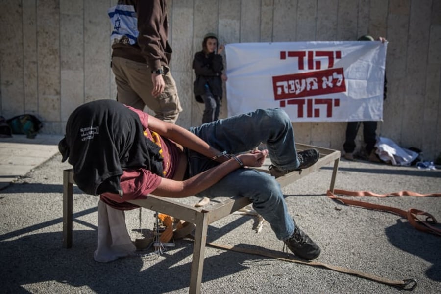 פעילי הימין במצגת מחאה על עינויי השב"כ