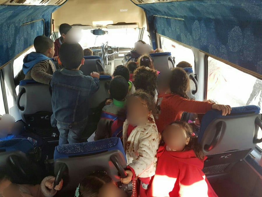 המיניבוס בכפר הסיע 28 ילדים, במקום 16